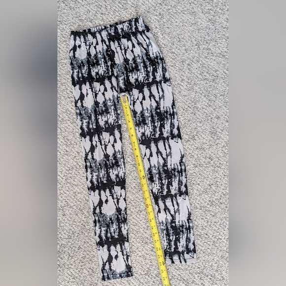 Shosho Women's Black, White & Gray Tie-dye Patterned Leggings - Picture 9 of 10